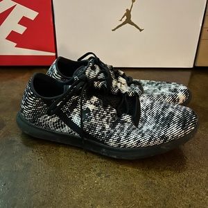 Womens 9 Under Armour Speedform shoes